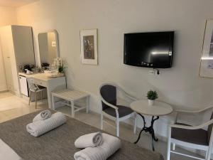 TV a/nebo společenská místnost v ubytování Alkyonides Boutique Hotel