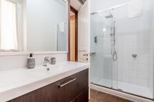 罗马特雷维公寓的浴室配有洗手池和淋浴 更多16张照片