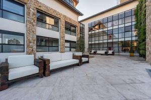 Apartamento sofisticado Campos do Jordão في كامبوس دو جورداو: مبنى به أريكتان أمام المبنى