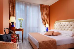 ein Hotelzimmer mit einem Bett und einem Fenster in der Unterkunft Hotel Pierre Milano in Mailand