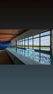 Apartamento sofisticado Campos do Jordão في كامبوس دو جورداو: مسبح كبير في مبنى به نوافذ +41 صورة