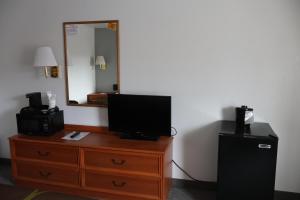 TV a/nebo společenská místnost v ubytování Super 8 by Wyndham Price