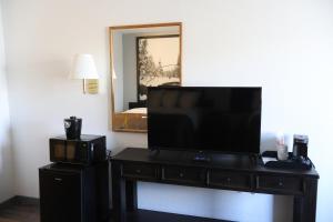 TV a/nebo společenská místnost v ubytování Super 8 by Wyndham Price