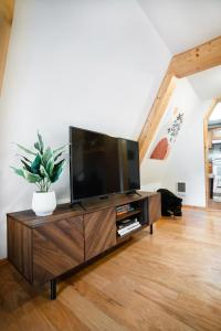 Μια τηλεόραση ή/και κέντρο ψυχαγωγίας στο Tilted Timbers Cabin - Hot Tub - wifi