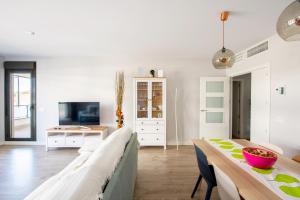Televízia a/alebo spoločenská miestnosť v ubytovaní Suite Home Los Alamos sol, playa y golf , parking&Wifi