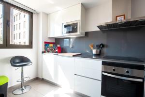 Kuchyňa alebo kuchynka v ubytovaní Suite Home Los Alamos sol, playa y golf , parking&Wifi