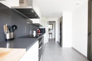 Kuchyňa alebo kuchynka v ubytovaní Suite Home Los Alamos sol, playa y golf , parking&Wifi