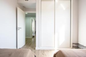 Posteľ alebo postele v izbe v ubytovaní Suite Home Los Alamos sol, playa y golf , parking&Wifi