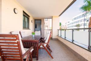 Balkón alebo terasa v ubytovaní Suite Home Los Alamos sol, playa y golf , parking&Wifi