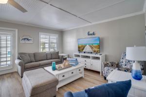 Χώρος καθιστικού στο AMI Condo With Pool, Walk to Beach, Bars, Restaurants and Fishing!