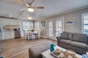 Η κουζίνα ή μικρή κουζίνα στο AMI Condo With Pool, Walk to Beach, Bars, Restaurants and Fishing!