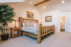 Postel nebo postele na pokoji v ubytování Basin Lakeside Getaway + 14 fotografií