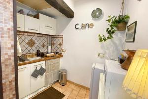 A kitchen or kitchenette at Karma House Deluxe Navona