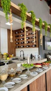 une cuisine avec un comptoir avec des bols de nourriture dans l'établissement ECO PORTO RESORT, à Mirabela