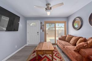 メサにあるCharming Condo with Pool in Mesaのソファとコーヒーテーブルのあるリビングルーム