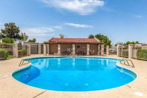メサにあるCharming Condo with Pool in Mesaの家屋を背景にした青い大型スイミングプール