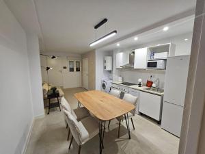 a kitchen and dining room with a table and chairs at Estudio en Santander in Santander