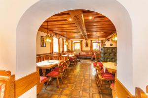 Ein Restaurant oder anderes Speiselokal in der Unterkunft Gasthof Maria Kirchental 