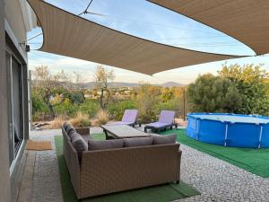 Et opholdsområde på Quinta da Alfarrobeira Peaceful Countryside Stay