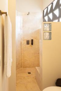 a bathroom with a shower with a glass door at Villa con piscina privada en coveñas sucre in Coveñas