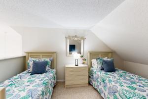 Un dormitorio con dos camas y un espejo. en Sea Colony --- 39254 W Lake Ct #2007, en Bethany Beach 40 fotos más