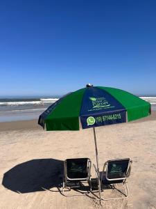 Uma praia perto do hotel