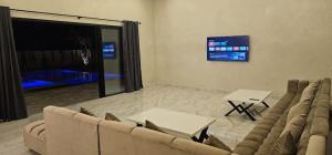TV a/nebo společenská místnost v ubytování Villas Lumières, Luxe, calme et confort