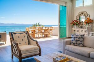 La VentanaにあるPalacio Blanco Luxury Villa 4の海の見えるリビングルーム