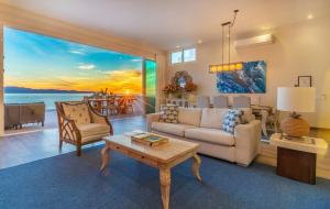 La VentanaにあるPalacio Blanco Luxury Villa 4のソファとテーブルのあるリビングルーム