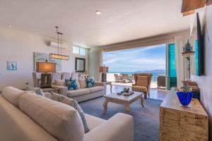 La VentanaにあるPalacio Blanco Luxury Villa 4のソファとテーブルのあるリビングルーム