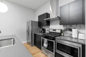 Η κουζίνα ή μικρή κουζίνα στο Prime location - downtown SLC apt - ALL NEW