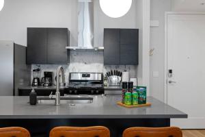 Η κουζίνα ή μικρή κουζίνα στο Prime location - downtown SLC apt - ALL NEW