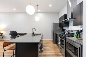Η κουζίνα ή μικρή κουζίνα στο Prime location - downtown SLC apt - ALL NEW