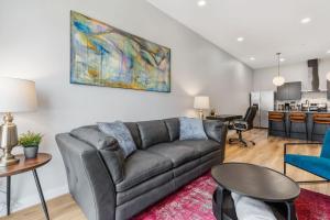 Χώρος καθιστικού στο Prime location - downtown SLC apt - ALL NEW