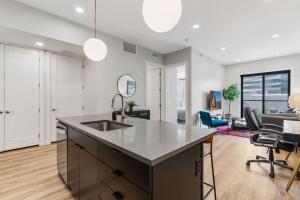 Η κουζίνα ή μικρή κουζίνα στο Prime location - downtown SLC apt - ALL NEW
