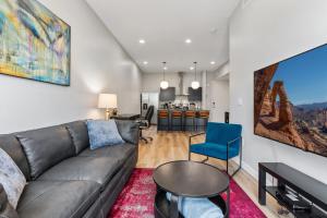 Μια τηλεόραση ή/και κέντρο ψυχαγωγίας στο Prime location - downtown SLC apt - ALL NEW