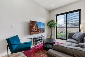 Χώρος καθιστικού στο Prime location - downtown SLC apt - ALL NEW