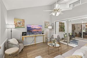 ein Wohnzimmer mit Sofa und Fernseher in der Unterkunft Cypress Cottage in Charleston