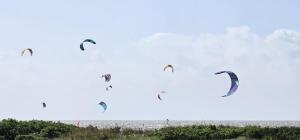 a group of kites flying in the sky at Horizont-Wohnung-3 in Cuxhaven