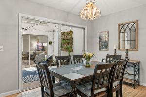 ein Esszimmer mit Tisch und Stühlen in der Unterkunft Cypress Cottage in Charleston