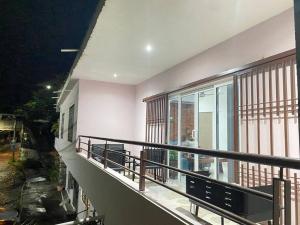 プエルト・バジャルタにあるDepartamento del Cualeの建物のバルコニーに男性が座っている