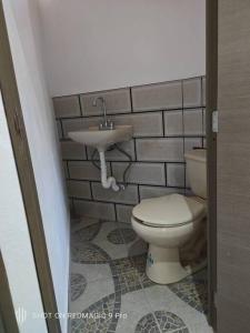 プエルト・バジャルタにあるDepartamento del Cualeのトイレと洗面台のあるバスルーム +13枚の写真