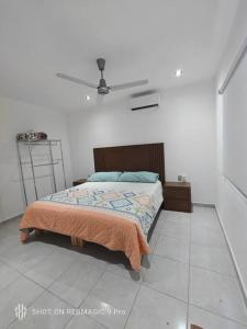 プエルト・バジャルタにあるDepartamento del Cualeの毛布がかけられたベッドのある寝室