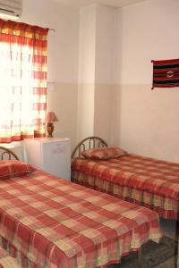 Zimmer mit 2 Betten und einem Fenster in der Unterkunft Farah Hotel in Amman