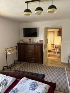 ein Schlafzimmer mit einem Bett und einem Flachbildfernseher in der Unterkunft Apartment Klingerček in Banská Štiavnica