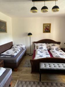 ein Schlafzimmer mit zwei Betten und einer Couch in der Unterkunft Apartment Klingerček in Banská Štiavnica
