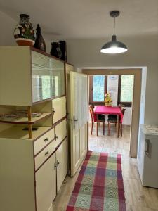 eine Küche mit einer Tür zum Esszimmer in der Unterkunft Apartment Klingerček in Banská Štiavnica + 5 Fotos