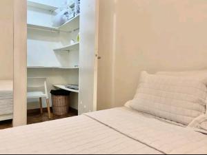 ein Schlafzimmer mit einem Bett und einem offenen Schrank in der Unterkunft Departamento en Microcentro Ciudad de Buenos Aires in Buenos Aires