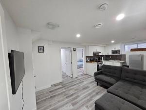 Kuchyň nebo kuchyňský kout v ubytování Entire guest suite in Cochrane, AB