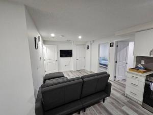 TV a/nebo společenská místnost v ubytování Entire guest suite in Cochrane, AB